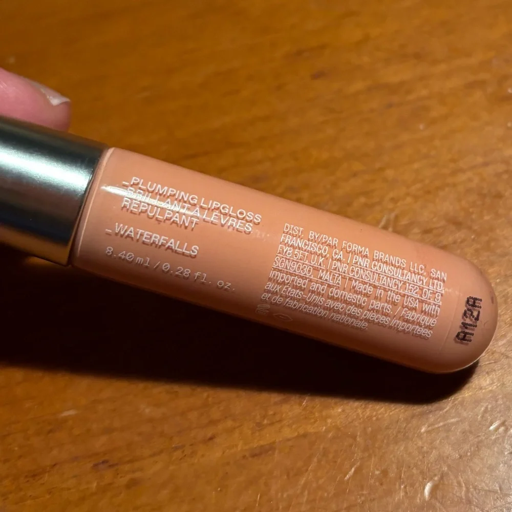 r.e.m. Beauty On Your Collar Plumping Lipgloss Waterfalls
